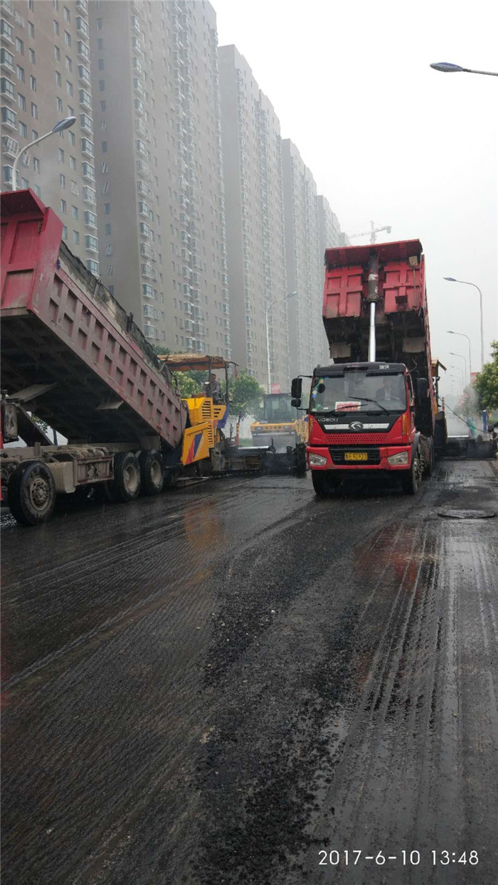 杨柳国际新城沥青砼摊铺现场